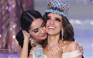 Miss Mexico being crowned Miss World 2018 by Manushi Chillar